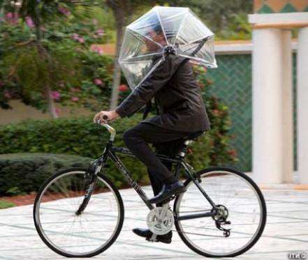 Изобретен hands-free зонтик