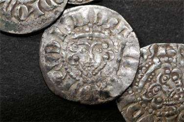 Мальчик нашел несколько тысяч монет XIII века