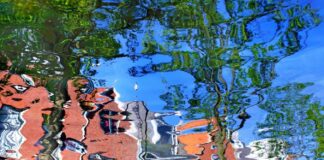 Объективная Реальность Возникает из Квантовой Неопределенности