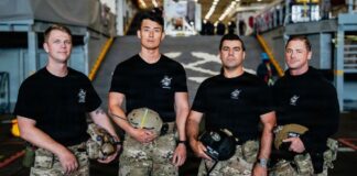 Перший контакт: водолази ВМС США, які зустріли екіпаж «Артеміди-2» після повернення з Місяця